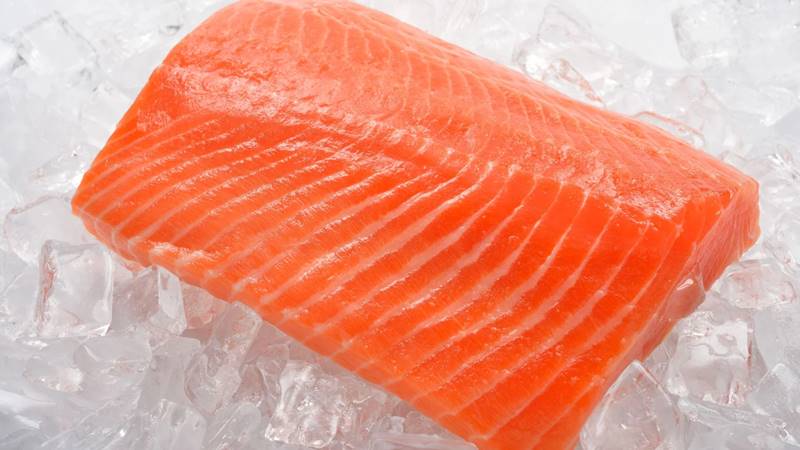 Bảo quản cá hồi đông lạnh trong tủ lạnh