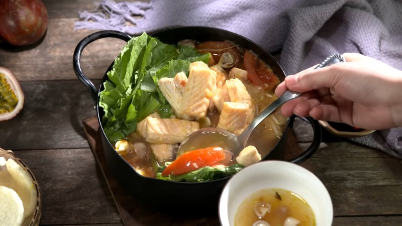 Lẩu cá hồi chua cay