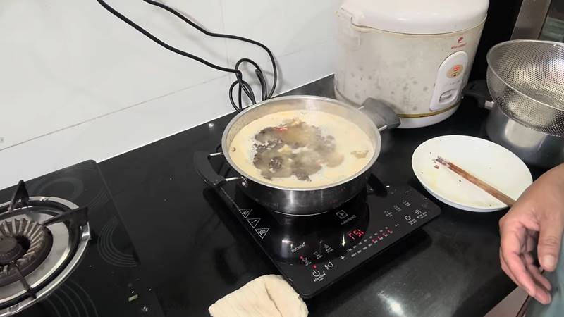 Làm cá lóc nấu ám 
