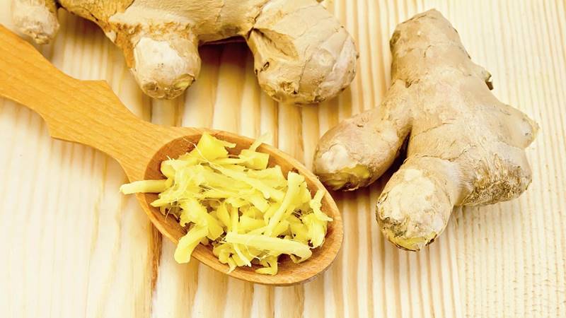 Luộc cá lóc với hành và gừng tươi