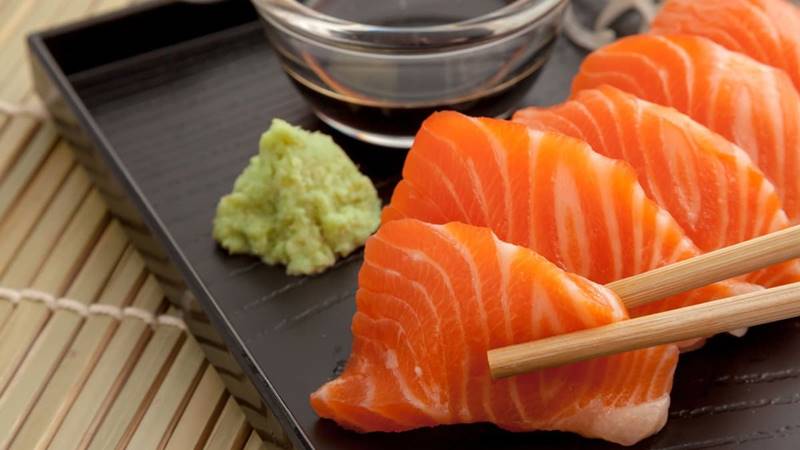 Tại sao sashimi cá hồi dễ bị tanh?