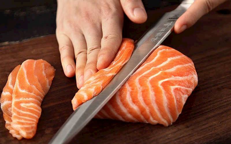 Chế biến cá hồi Sashimi