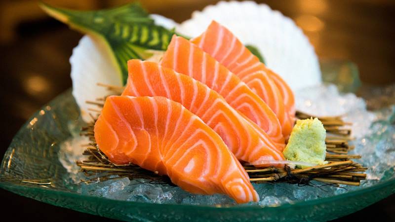Mẹo để sashimi cá hồi không tanh và ngon hơn