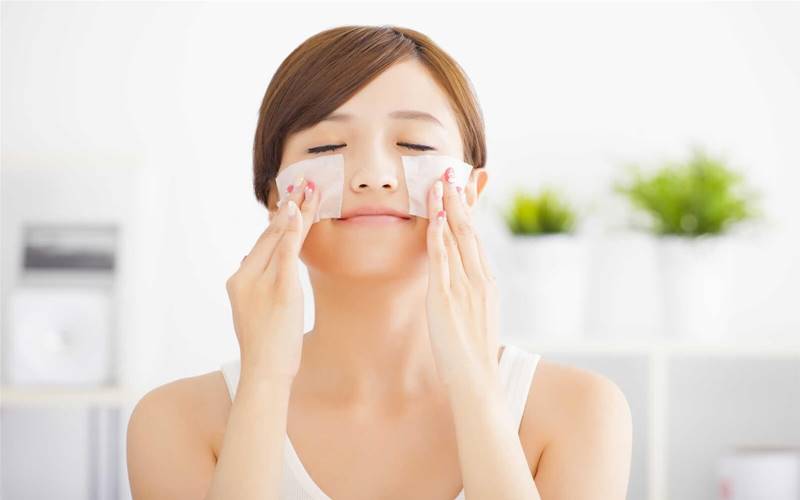 Dùng giấy thấm dầu