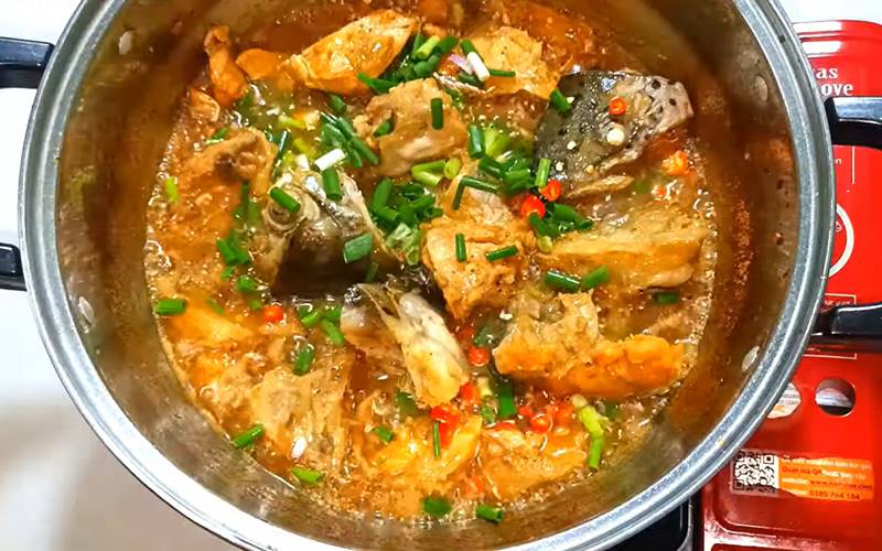Thành phẩm món đầu cá hồi kho tiêu