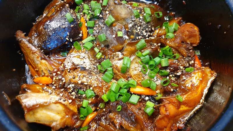 Thưởng thức Món đầu cá hồi kho tiêu