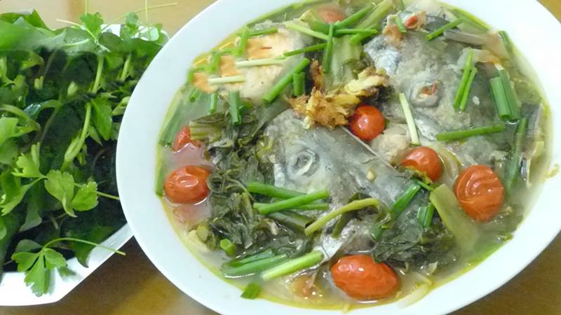 Thưởng thức món đầu cá hồi nấu dưa chua