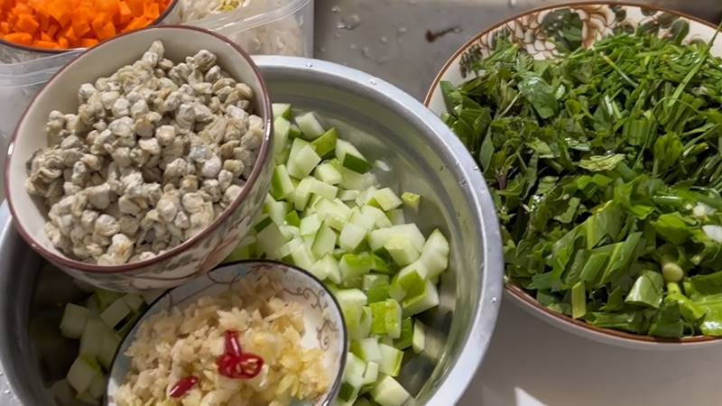 Nguyên liệu làm món hến xào dưa chuột