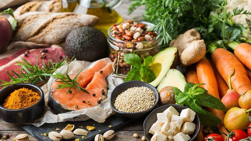 Vai trò của chế độ ăn uống trong việc kiểm soát tình trạng dầu mụn