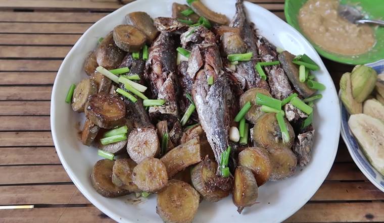 Lạ miệng với món cá nục kho chuối xanh đậm đà, dân dã