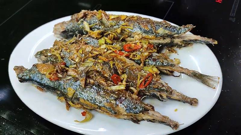 Cá nục chiên sả ớt