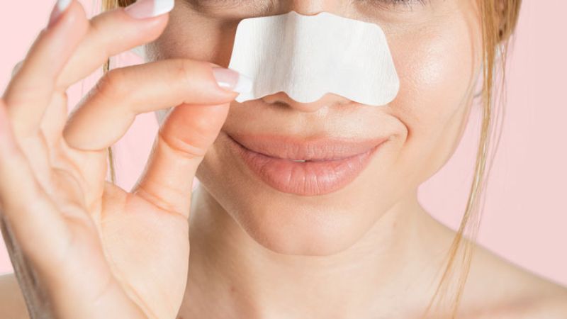 Sử dụng mỹ phẩm, serum trị mụn đầu đen