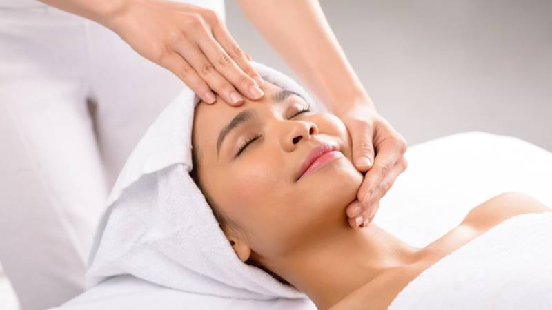 Massage mặt giúp loại bỏ nếp nhăn