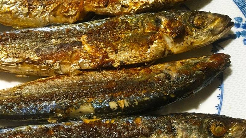 Cá nục khô chiên giòn