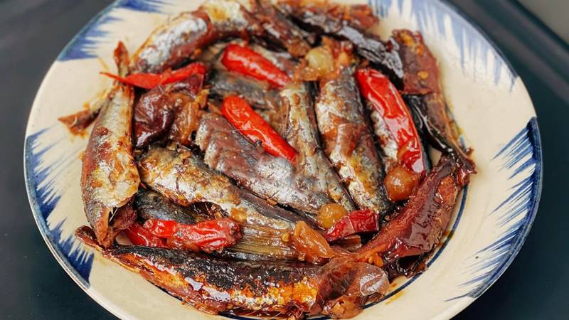 Cá nục khô om sấu