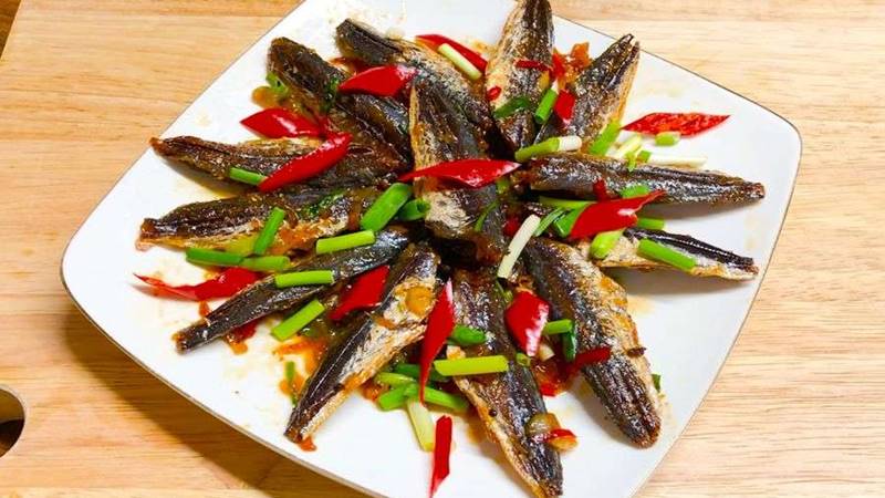 Cá nục khô xào sả ớt