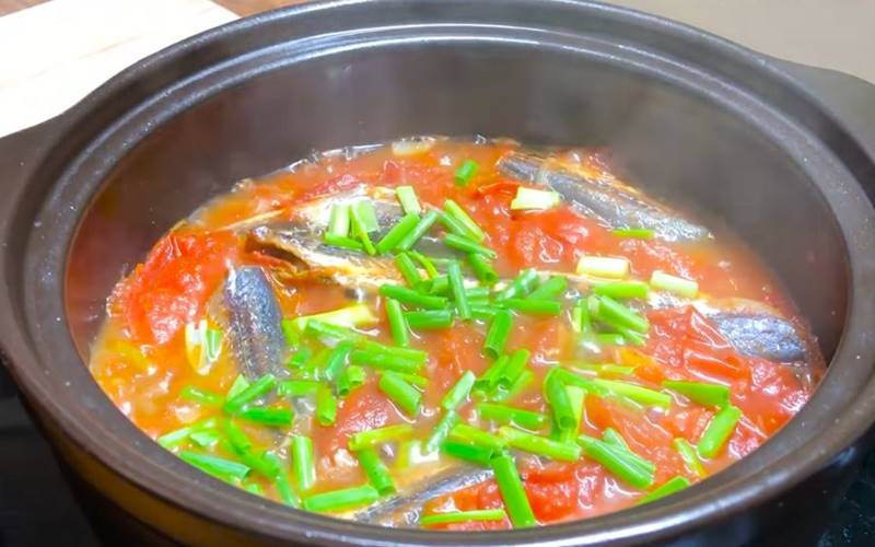 Cá nục khô sốt cà chua