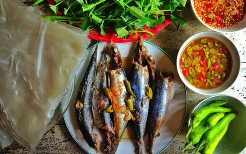 Cá nục khô xào rau muống