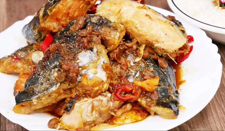 Vào bếp làm món đầu cá hồi kho tương lạ miệng