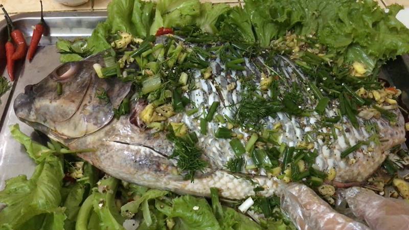 Cho gia vị lên cá