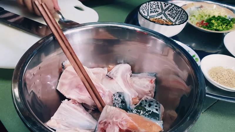 Sơ chế đầu cá hồi