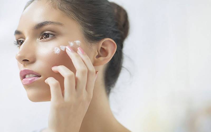 Gợi ý các cách giữ ẩm phù hợp cho da khô.