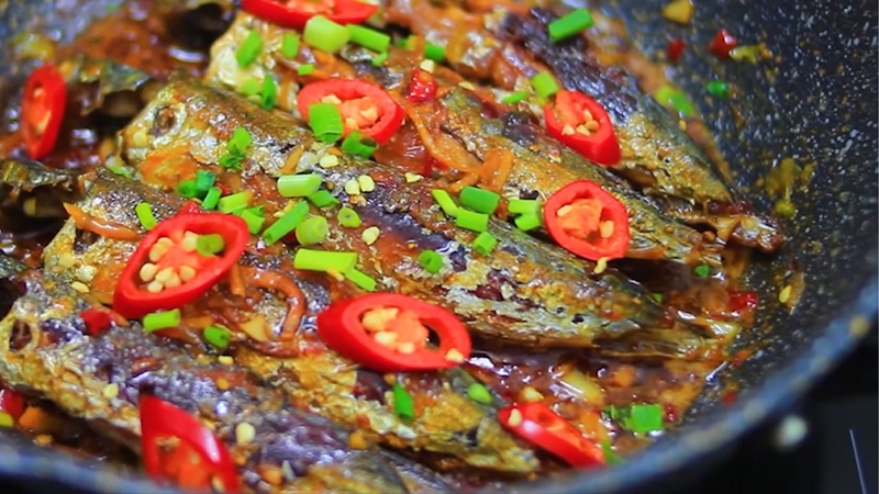 Cá nục một nắng rim tỏi ớt