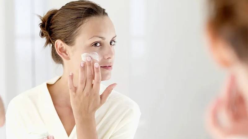 Bỏ qua bước dưỡng ẩm vì nghĩ da đã quá nhiều dầu