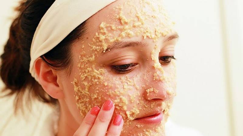 Đắp mặt nạ yến mạch và sữa chua không đường
