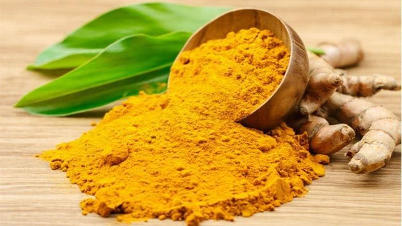 Đắp mặt nạ nghệ tươi hoặc bột nghệ