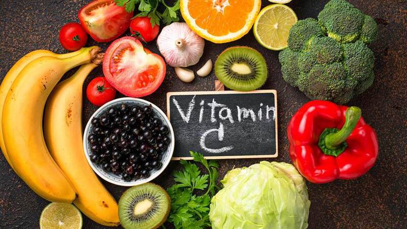 Sử dụng sản phẩm trị thâm chứa Vitamin C, Niacinamide, AHA, BHA