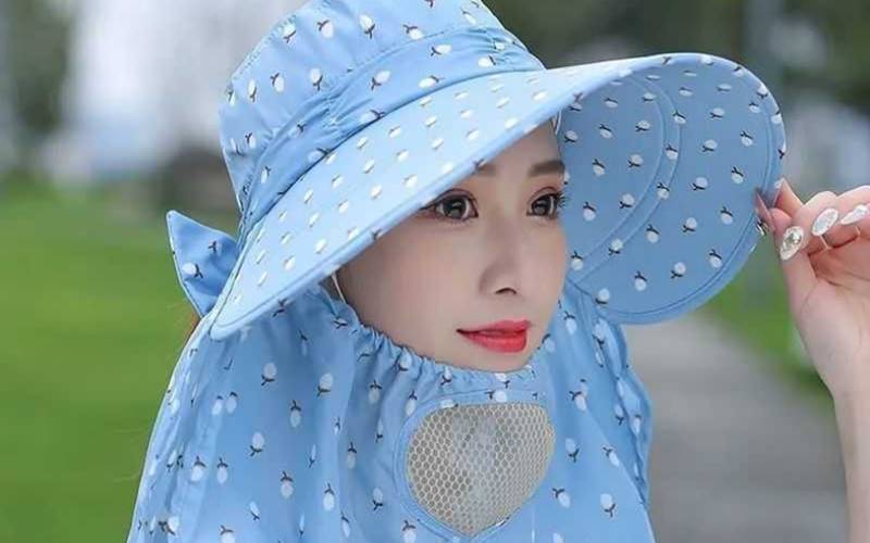 Đội mũ, đeo kính râm, mặc quần áo chống nắng