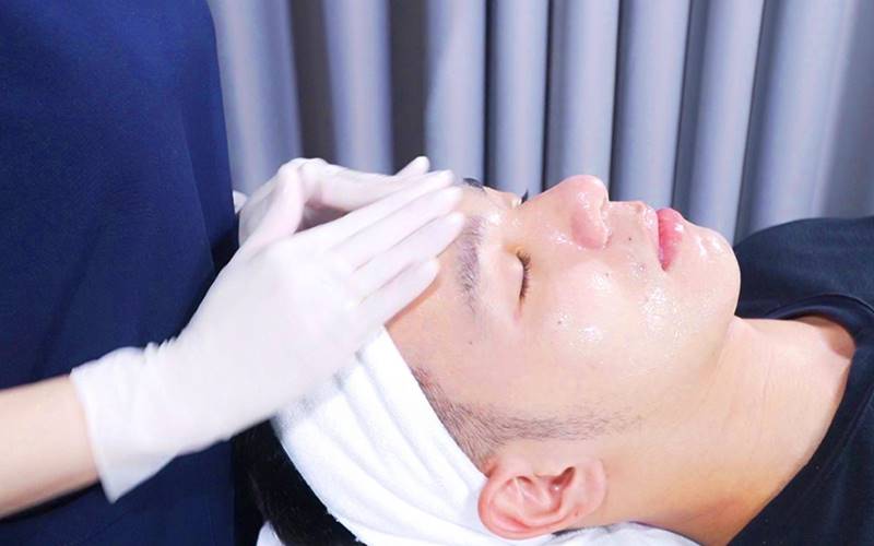 Điều trị mụn cám tại spa, phòng khám da liễu