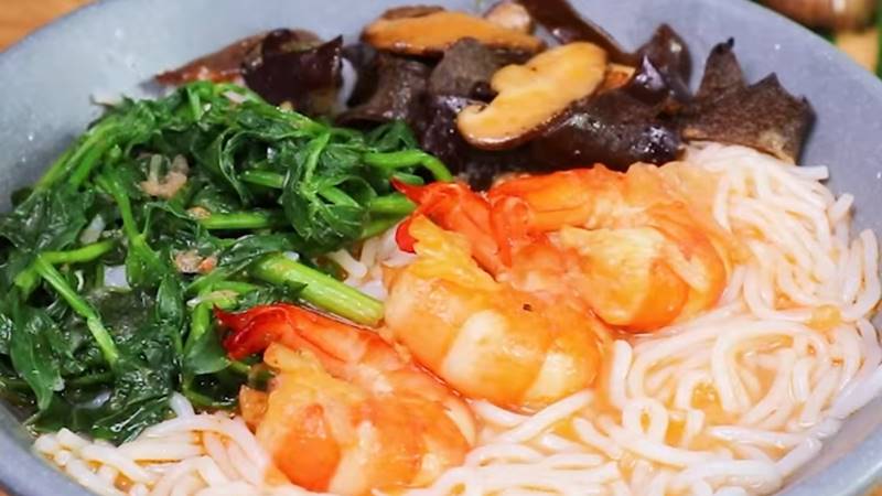 Tôm thẻ nấu bún