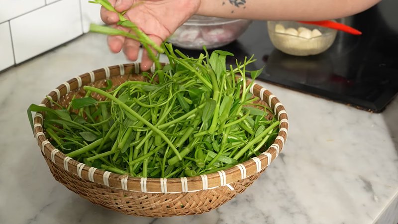 Sơ chế rau muống