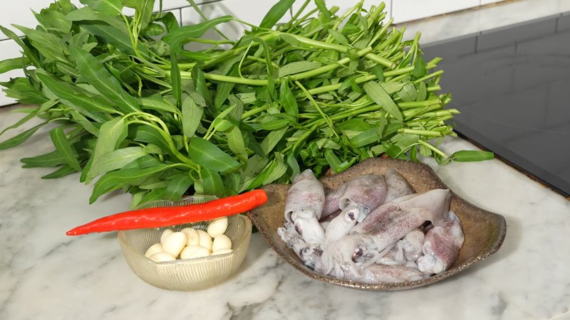 Nguyên liệu làm món mực xào rau muống