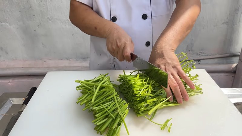 Sơ chế rau muống