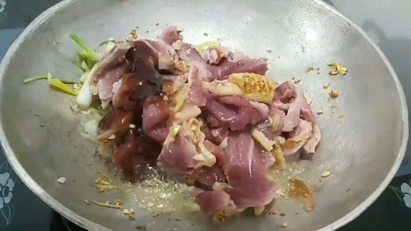 Xào ngan với rau má Xào ngan với rau má
