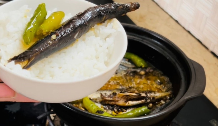 Vào bếp làm cá nục kho ớt xanh đưa cơm, ăn là mê
