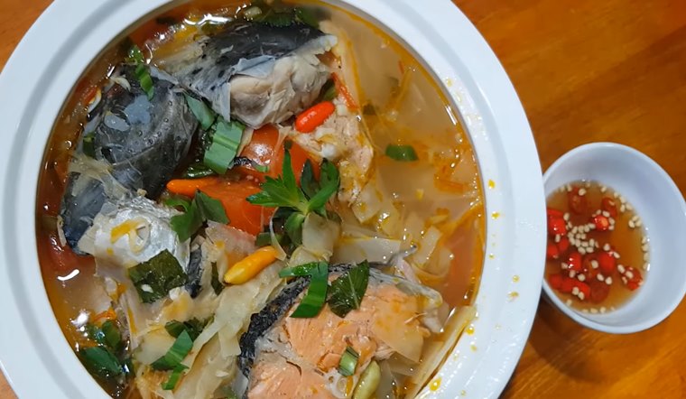 Trổ tài làm đầu cá hồi nấu măng chua với công thức đơn giản