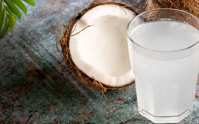 Uống nước dừa khi bụng đói có thể gây ra cảm giác khó chịu hoặc đầy bụng