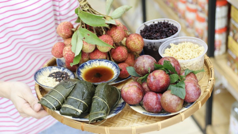 Vải, mận là loại quả đặc trưng để cúng Tết Đoan Ngọ