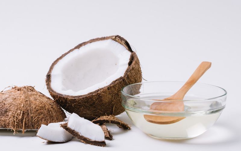 Thoa dầu dừa nguyên chất làm trắng da