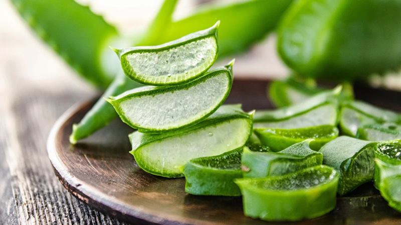 Mẹo làm trắng da bằng dầu dừa và nha đam