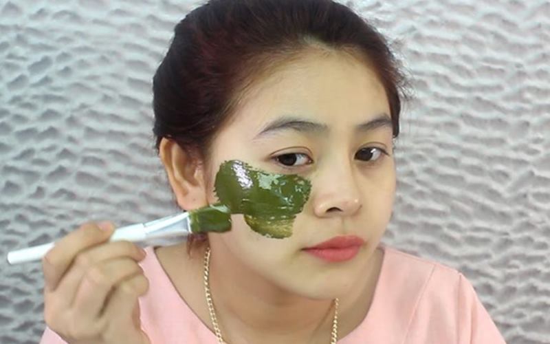Đắp mặt nạ rau má