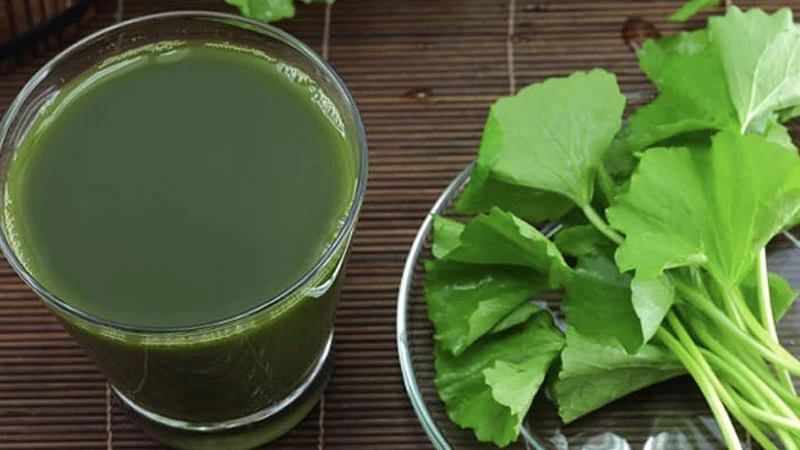 Nấu nước rau má rửa mặt