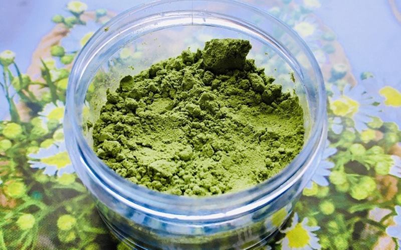 Dùng bột rau má để uống hoặc đắp mặt nạ