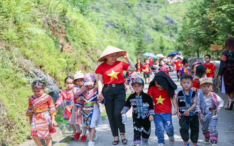 Những tiếng cười vang vọng cả trời tuổi thơ