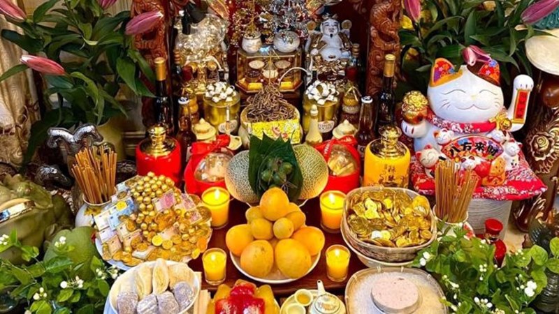 Vệ sinh bàn thờ Ông Địa - Thần Tài