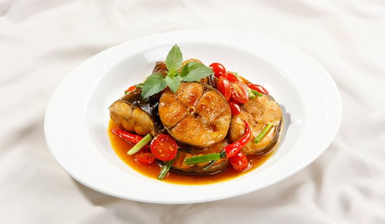 Trổ tài vào bếp làm cá lăng kho cà chua vị đậm đà, ăn không tanh